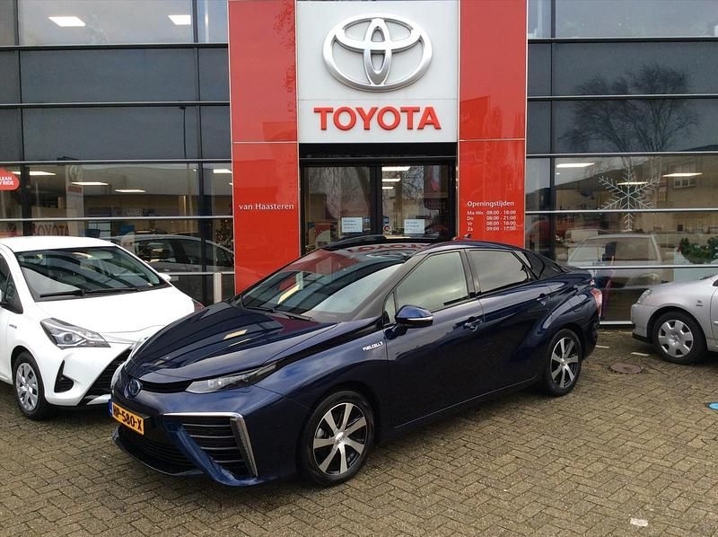 Blauw Gebruikt 2015 Toyota Mirai Sedan | € 16.950 - Afbeelding 1/4