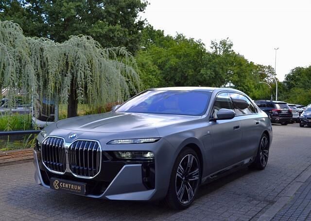 Grijs Gebruikt 2023 BMW 750e M Sport Sedan | € 99.750 - Afbeelding 1/4