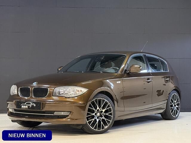 Bruin Gebruikt 2011 BMW 116 Hatchback | € 6.900 (Eerlijke prijs) - Afbeelding 1/4
