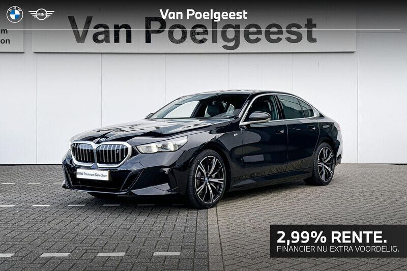 Black sapphire metallic (zwart metallic) Gebruikt 2025 BMW i5 M Sport Sedan | € 68.450 - Afbeelding 1/4