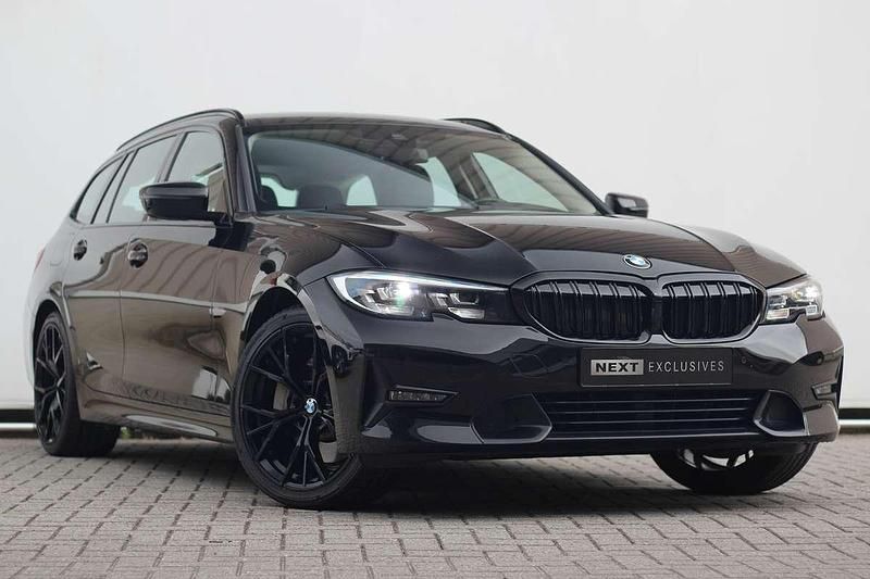 Zwart Gebruikt 2021 BMW 330e Sport Line Stationwagen | € 28.950 (Goede deal) - Afbeelding 1/4