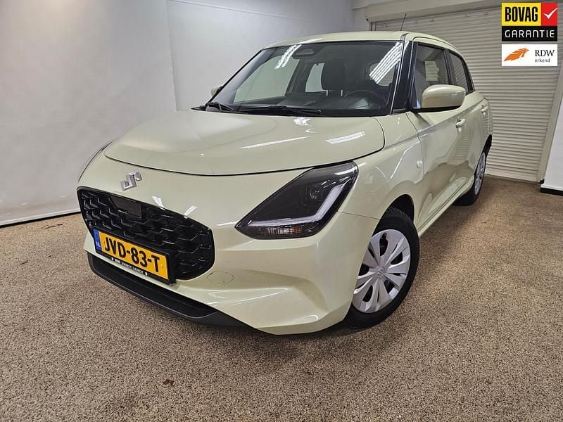 Geel Occasion 2025 Suzuki Swift Comfort Hatchback | € 19.900 (Eerlijke prijs) - Afbeelding 1/4