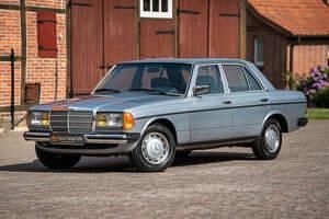 Blauwsilberblaumetallic Gebruikt 1981 Mercedes 300 Sedan | € 14.900 - Afbeelding 1/4