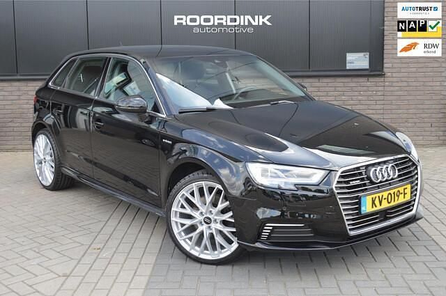 Zwart, metallic lak Gebruikt 2016 Audi A3 Sportback Premium Hatchback | € 17.600 (Goede deal) - Afbeelding 1/3