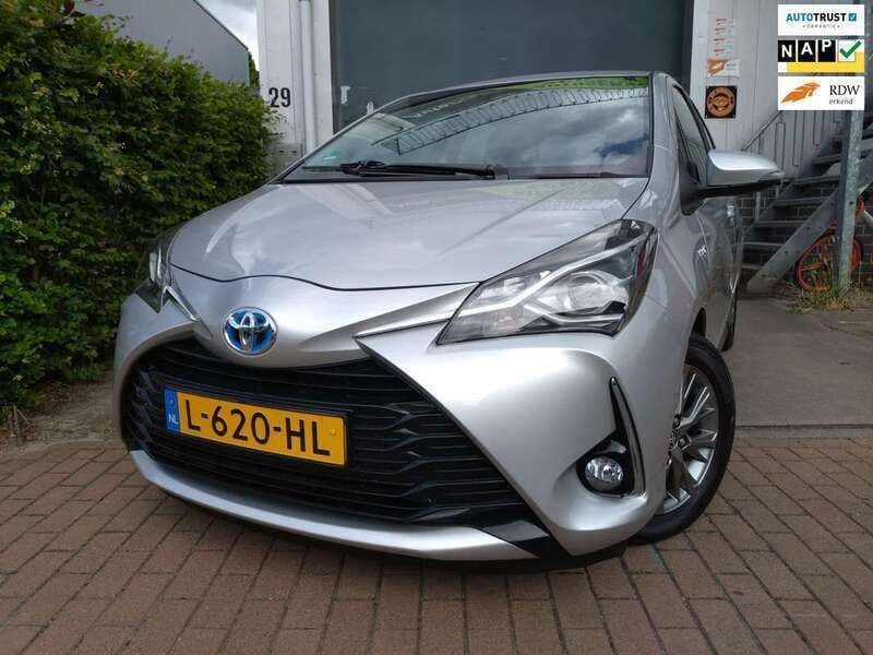 Grijs, metallic lak Gebruikt 2017 Toyota Yaris Hybrid Executive Hatchback | € 15.750 (Super prijs) - Afbeelding 1/4