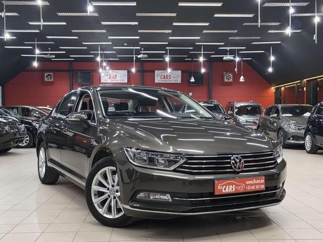 Bruin Gebruikt 2018 VW Passat Highline Sedan | € 16.950 (Eerlijke prijs) - Afbeelding 1/4