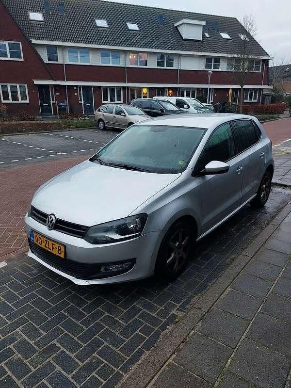 Zilver Gebruikt 2013 VW Polo Comfortline Hatchback | € 1.950 (Super prijs) - Afbeelding 1/4