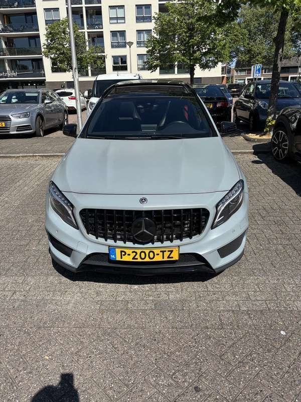 Blauw Gebruikt 2017 Mercedes GLA200 AMG SUV | € 23.000 (Eerlijke prijs) - Afbeelding 1/4