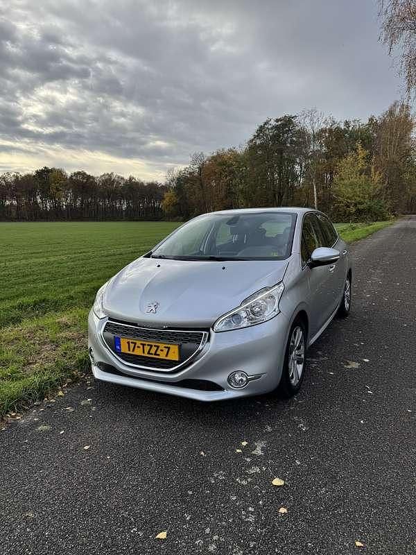 Grijs Gebruikt 2012 Peugeot 208 Allure Hatchback | € 4.950 (Eerlijke prijs) - Afbeelding 1/4