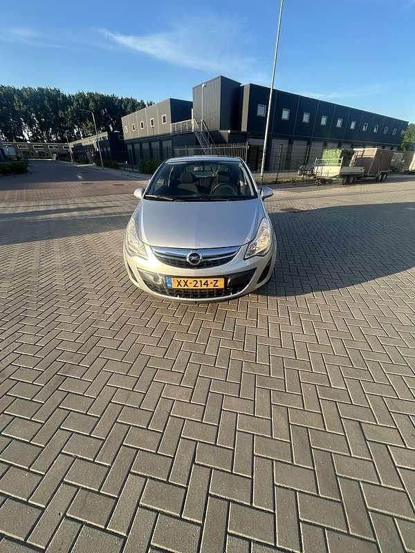 Grijs Gebruikt 2013 Opel Corsa Selection MPV | € 5.000 (Eerlijke prijs) - Afbeelding 1/4