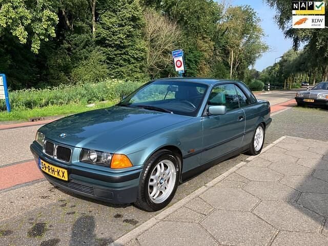 Groen Gebruikt 1996 BMW 320 Executive Cabriolet | € 8.950 - Afbeelding 1/4
