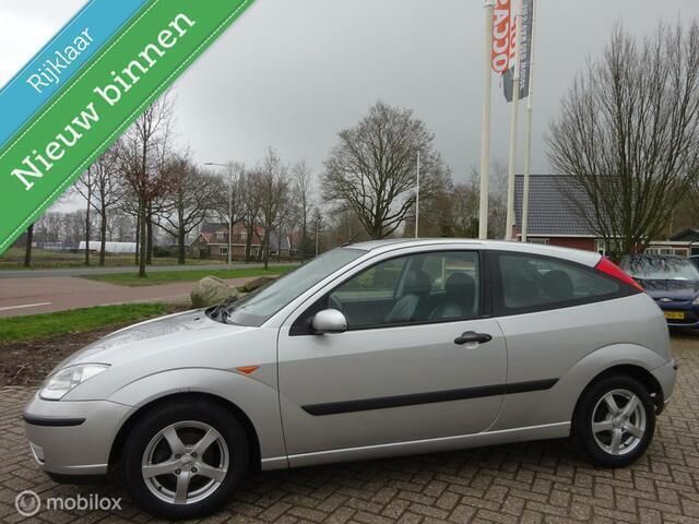 Grijs Gebruikt 2004 Ford Focus Futura Hatchback | € 1.499 (Eerlijke prijs) - Afbeelding 1/4