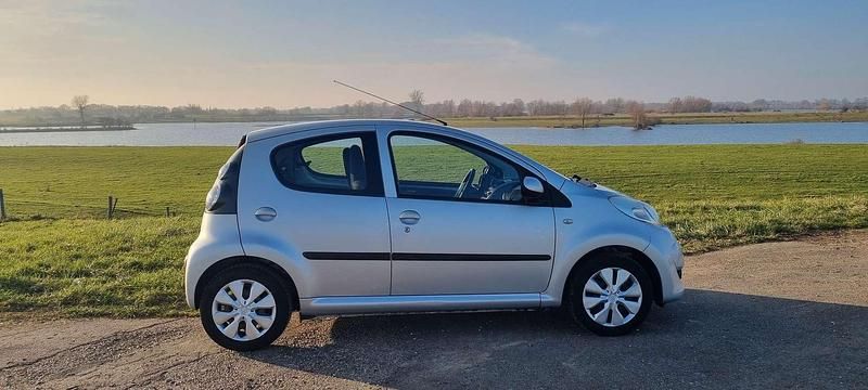 Zilver Occasion 2011 Citroën C1 SELECTION Hatchback | € 1.350 (Goede deal) - Afbeelding 1/4