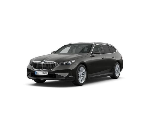 Grijs Nieuw 2024 BMW 530e Comfort Edition Stationwagen | € 76.892 - Afbeelding 1/4