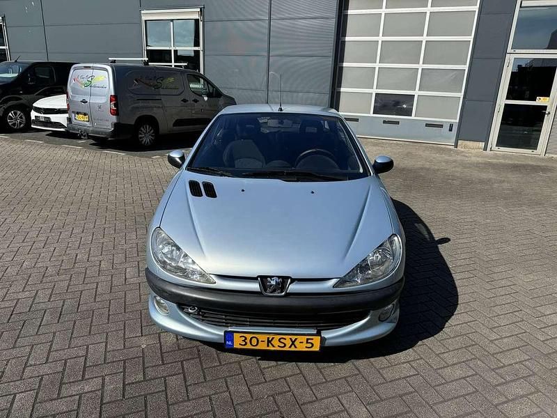 Grijs Gebruikt 2001 Peugeot 206 Cabriolet | € 1.100 (Goede deal) - Afbeelding 1/4