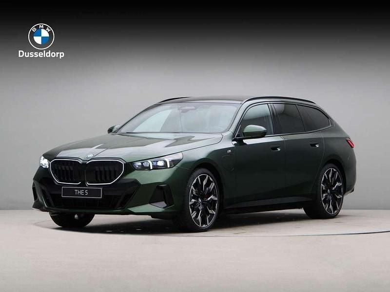 Grijs Nieuw 2025 BMW 530e Performance Stationwagen | € 102.049 - Afbeelding 1/4