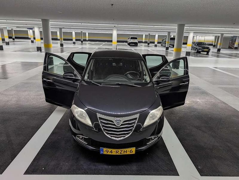 Zwart Gebruikt 2011 Lancia Ypsilon Silver Hatchback | € 3.650 (Eerlijke prijs) - Afbeelding 1/4