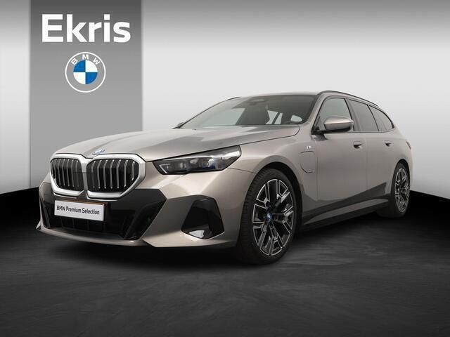 Grijs, metallic lak Gebruikt 2025 BMW 530e M Sport Stationwagen | € 64.900 (Duur) - Afbeelding 1/4