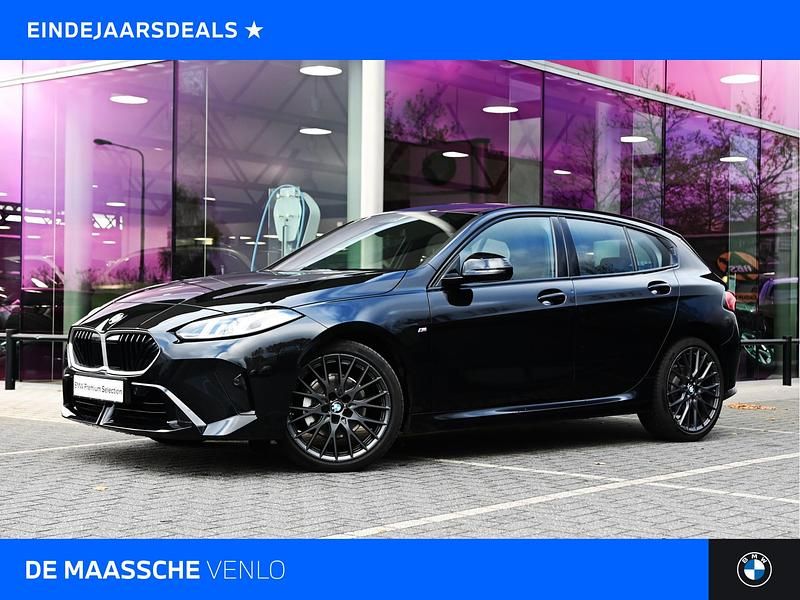 Zwart (metallic) Gebruikt 2025 BMW 120 M Sport Hatchback | € 36.450 (Iets duurder) - Afbeelding 1/4