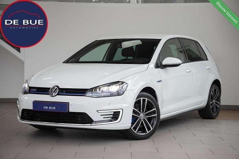 Wit Occasion 2015 VW Golf VII Executive Hatchback | € 9.911 (Eerlijke prijs) - Afbeelding 1/3