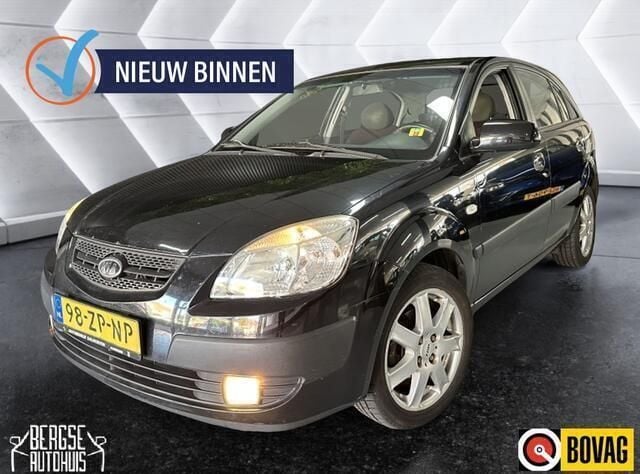 Zwart Gebruikt 2008 Kia Rio Hatchback | € 2.490 (Eerlijke prijs) - Afbeelding 1/4