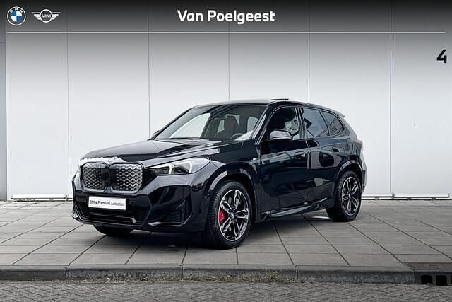 Saphirschwarz metallic (zwart metallic) Gebruikt 2025 BMW iX1 Shadowline SUV | € 38.900 (Goede deal) - Afbeelding 1/1