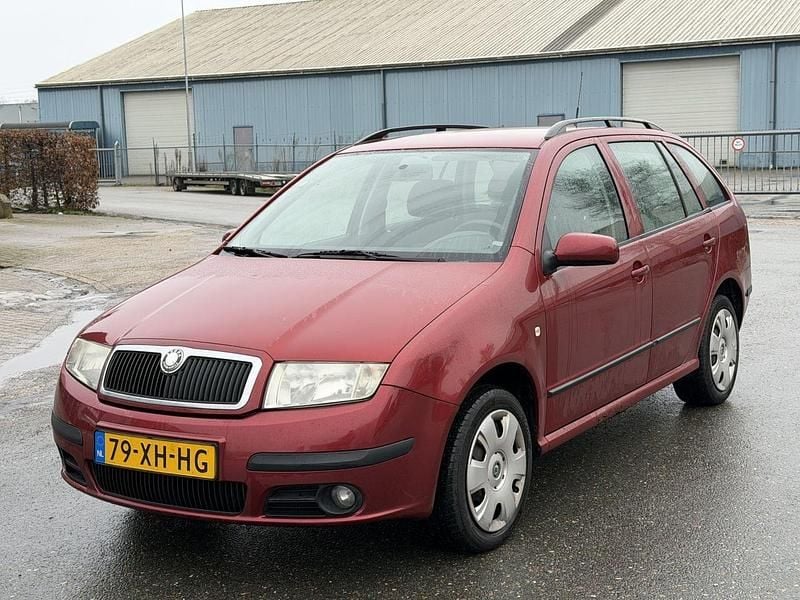 Rood Occasion 2007 Skoda Fabia Stationwagen | € 650 - Afbeelding 1/4