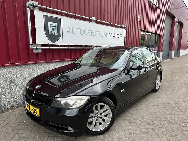 Zwart Gebruikt 2006 BMW 318 Sedan | € 2.850 (Eerlijke prijs) - Afbeelding 1/4