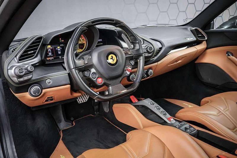 Occasion Ferrari 488 672 PK (494 kW) 2017 Grijs (metallic) Cabriolet