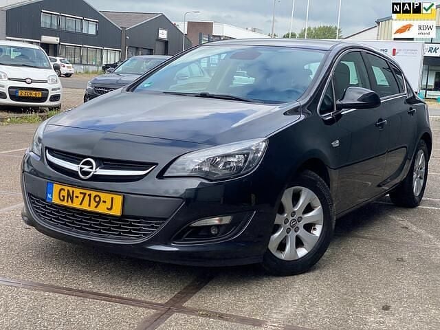 Zwart Gebruikt 2015 Opel Astra Edition Hatchback | € 6.850 (Goede deal) - Afbeelding 1/4