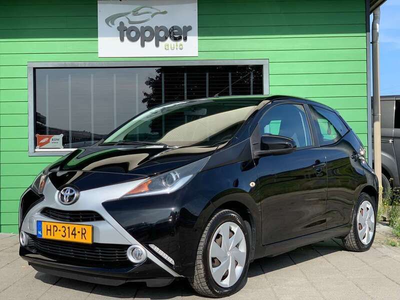 Zwart Gebruikt 2015 Toyota Aygo X-play Hatchback | € 6.950 (Eerlijke prijs) - Afbeelding 1/4