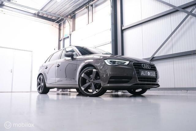 Grijs, metallic lak Gebruikt 2016 Audi A3 Sportback Ambiente Hatchback | € 10.990 (Eerlijke prijs) - Afbeelding 1/4