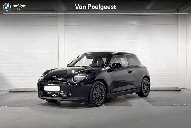 Nieuw Mini Cooper Essential 135 kW (184 PK) 2026 Midnight black ii (c4r) (donker zwart) Hatchback