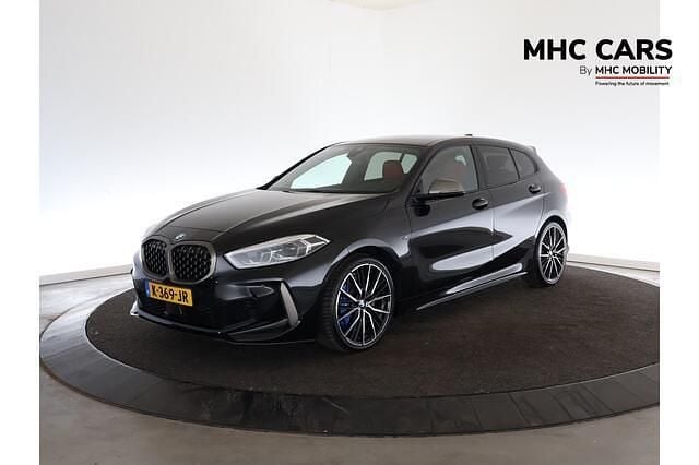 Zwart, metallic lak Gebruikt 2021 BMW M135 Executive Hatchback | € 39.400 (Eerlijke prijs) - Afbeelding 1/4
