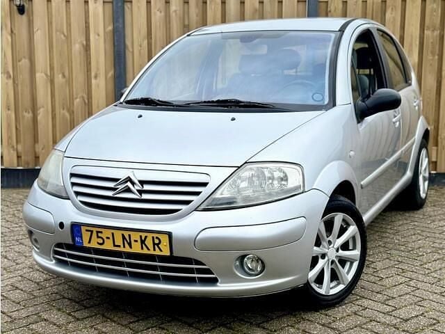 Grijs, metallic lak Gebruikt 2003 Citroën C3 Exclusive Hatchback | € 1.250 (Eerlijke prijs) - Afbeelding 1/4