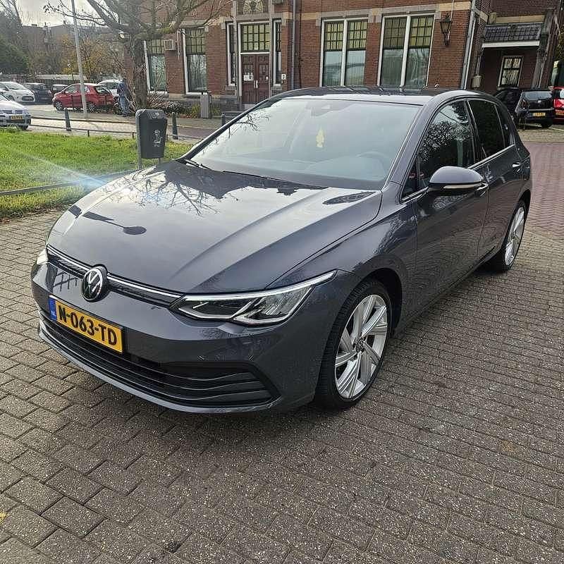 Grijs Gebruikt 2022 VW Golf VIII Life Stationwagen | € 20.999 (Goede deal) - Afbeelding 1/4