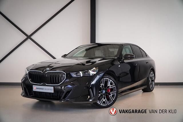 Zwart Gebruikt 2024 BMW 550e M Sport Sedan | € 82.950 (Goede deal) - Afbeelding 1/4