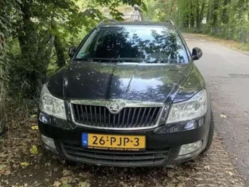 Zwart Gebruikt 2011 Skoda Octavia Elegance Stationwagen | € 1.500 (Goede deal) - Afbeelding 1/4