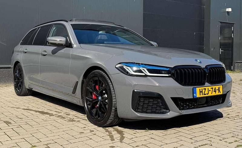 Grijs Gebruikt 2022 BMW 530e M Sport Stationwagen | € 46.950 (Iets duurder) - Afbeelding 1/4
