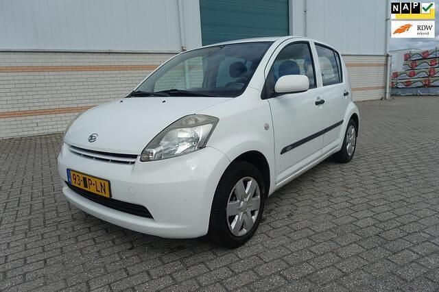 Wit Gebruikt 2005 Daihatsu Sirion Hatchback | € 1.995 (Eerlijke prijs) - Afbeelding 1/4