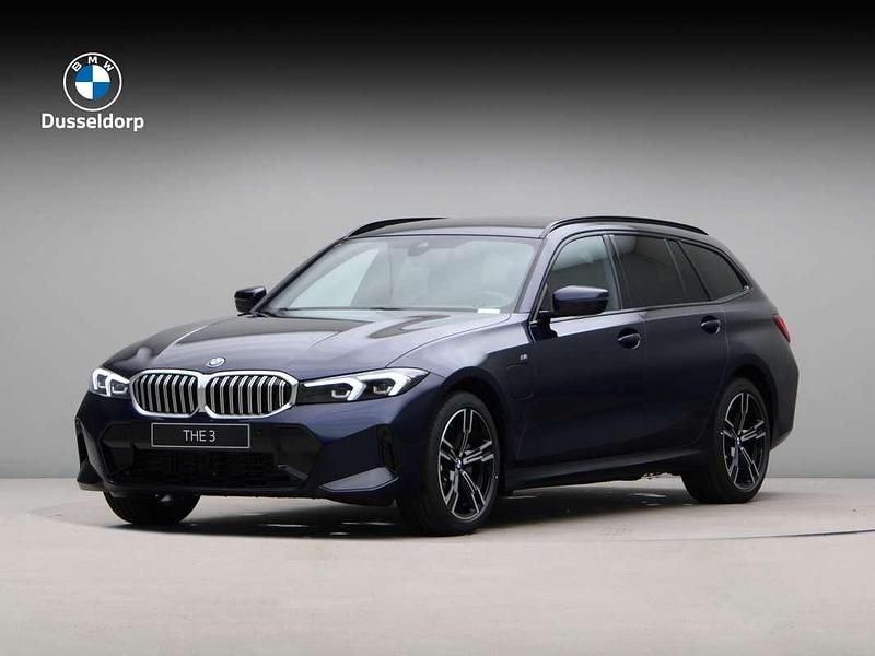 Blauw Nieuw 2025 BMW 330e M Sport Stationwagen | € 69.211 (Super prijs) - Afbeelding 1/4