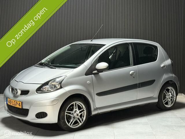 Grijs Gebruikt 2010 Toyota Aygo Comfort Hatchback | € 2.999 (Goede deal) - Afbeelding 1/4