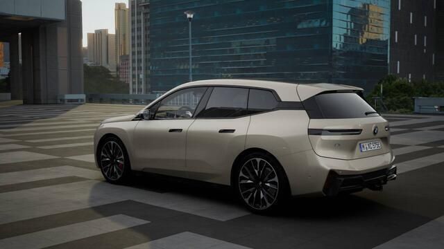 Nieuw BMW iX M Sport 400 kW (544 PK) 2025 Dune grey SUV