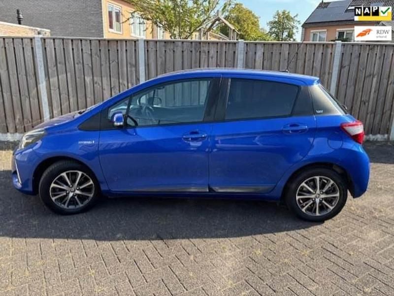 Blauw (metallic) Gebruikt 2019 Toyota Yaris Hybrid Hatchback | € 15.450 (Eerlijke prijs) - Afbeelding 1/4