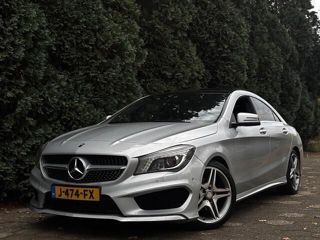 Grijs Gebruikt 2013 Mercedes CLA200 AMG line Sedan | € 14.750 (Eerlijke prijs) - Afbeelding 1/4