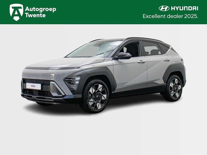 Grijs, metallic lak Nieuw 2025 Hyundai Kona Comfort SUV | € 37.085 (Iets duurder) - Afbeelding 1/4
