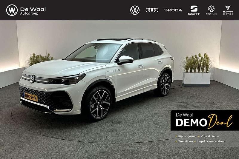 Oryx white pareleffect Gebruikt 2025 VW Tiguan R-line Edition SUV | € 53.800 (Eerlijke prijs) - Afbeelding 1/3