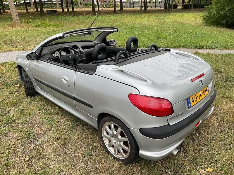 Zilver Gebruikt 2002 Peugeot 206 Cabriolet | € 1.475 (Eerlijke prijs) - Afbeelding 1/4