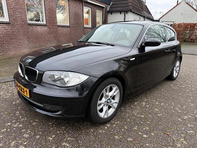 Zwart (metallic) Gebruikt 2010 BMW 116 Executive Hatchback | € 2.440 (Eerlijke prijs) - Afbeelding 1/4