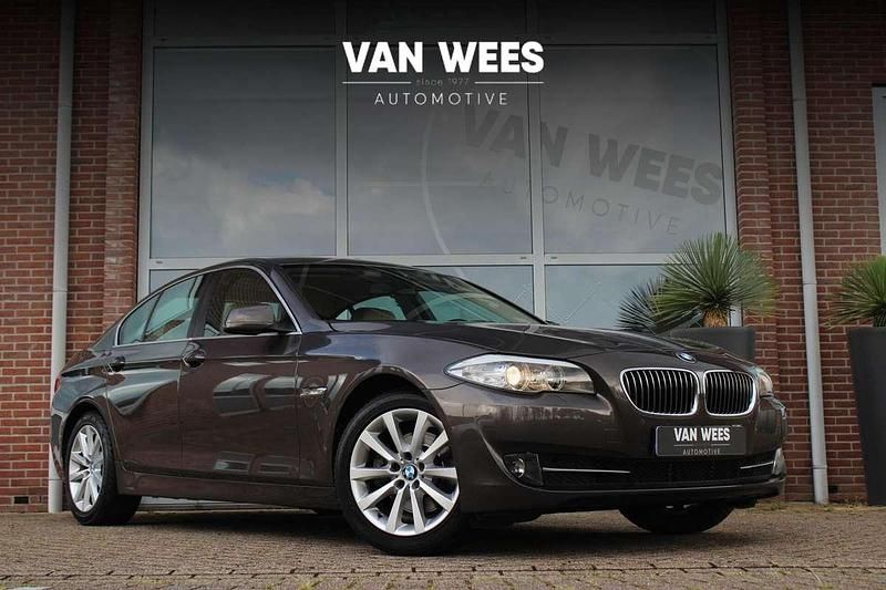 Bruin Gebruikt 2011 BMW 523 Executive Sedan | € 9.950 (Eerlijke prijs) - Afbeelding 1/3